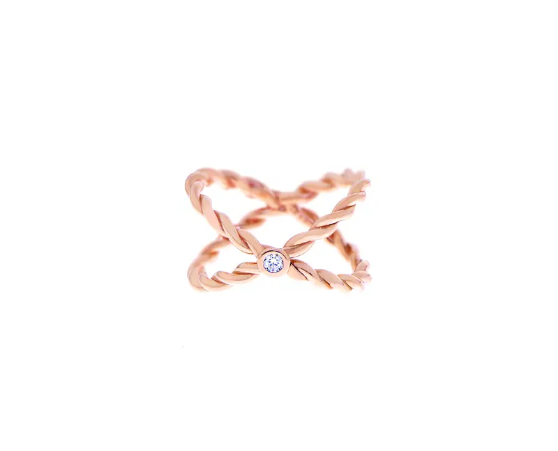 Twisted ring with a diamond